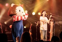 三戸なつめとハローキティ。（Photo by Yosuke Torii）