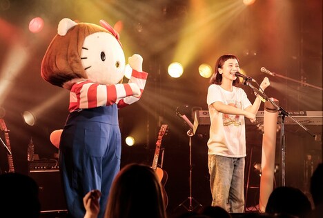 三戸なつめとハローキティ。（Photo by Yosuke Torii）