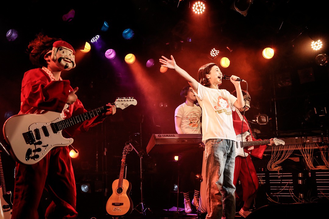 三戸なつめ「三戸なつめはオメデタイ」東京・渋谷CLUB QUATTRO公演の様子。（Photo by Yosuke Torii）