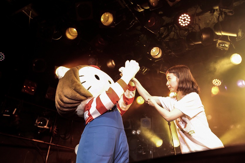 三戸なつめとハローキティ。（Photo by Yosuke Torii）