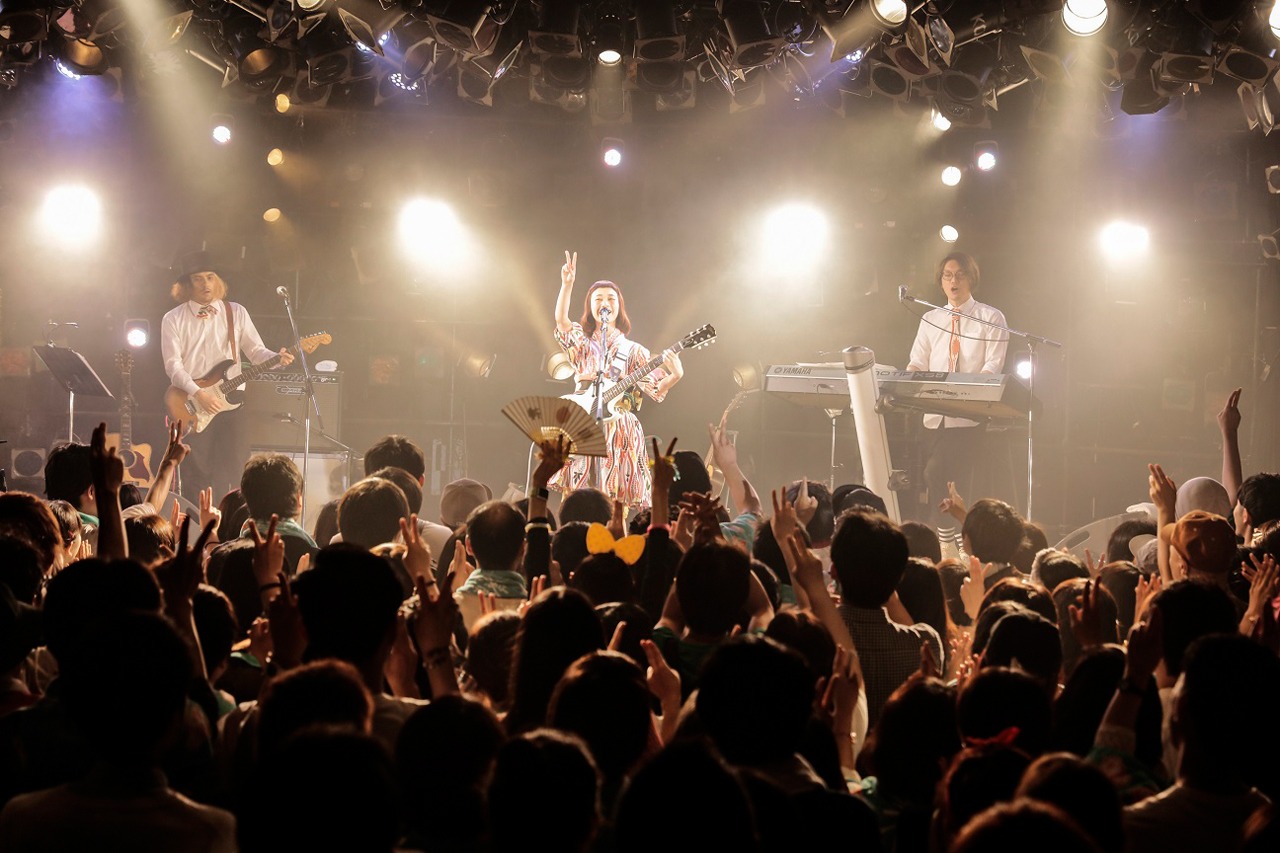 三戸なつめ「三戸なつめはオメデタイ」東京・渋谷CLUB QUATTRO公演の様子。（Photo by Yosuke Torii）