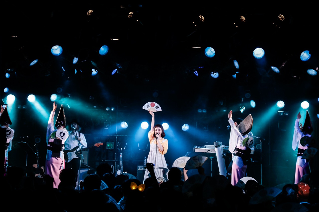 三戸なつめ「三戸なつめはオメデタイ」東京・渋谷CLUB QUATTRO公演の様子。（Photo by Yosuke Torii）
