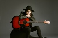 ドラマ「ラヴソング」より新山詩織が演じる登場人物、宍戸春乃。