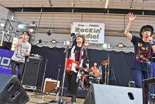 「Eggs presents FM802 Rockin'Radio! -OSAKAJOH YAON-」でドラマチックアラスカのステージに登場した米田貴紀（夜の本気ダンス）と三原健司（フレデリック）。（写真提供：LD&K）