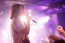 Lucy（Vo / LAZYgunsBRISKY）（Photo by Takumi Akuzawa）