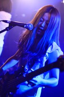 azu（B / LAZYgunsBRISKY）（Photo by Takumi Akuzawa）