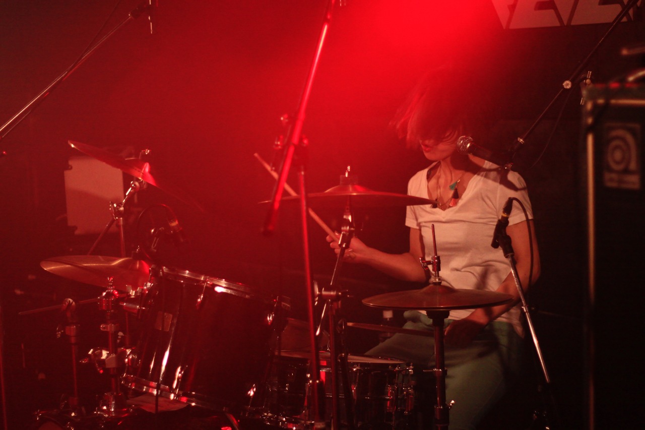 Moe（Dr / LAZYgunsBRISKY）（Photo by Takumi Akuzawa）