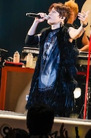 「T.M.R. LIVE REVOLUTION'16 -Route 20- 」神奈川・よこすか芸術劇場公演の様子。（写真提供：EPICレコードジャパン）