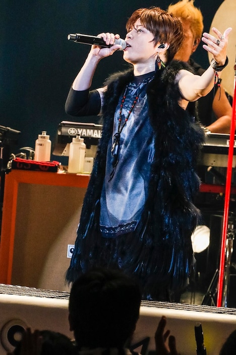 「T.M.R. LIVE REVOLUTION'16 -Route 20- 」神奈川・よこすか芸術劇場公演の様子。（写真提供：EPICレコードジャパン）