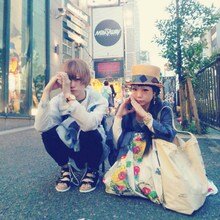 左から岸波藍（Dr / セプテンバーミー）、Uki（Vo / SHAKALABBITS）