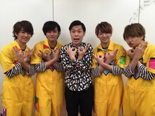 DISH//と岩井勇気（中央）。(c)テレ玉