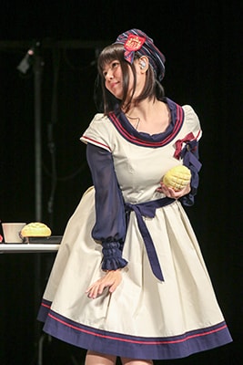 「たかはし智秋」をパンとパントマイムで表現する竹達彩奈。