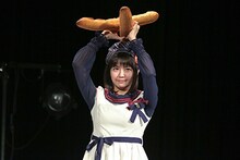 ヘリコプターを2本のフランスパンで表現する竹達彩奈。