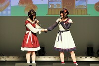 パーの手で、悠木碧のチョキを包み込む竹達彩奈。