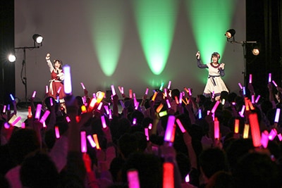 「Unknown Love Bakery」を歌うpetit milady。