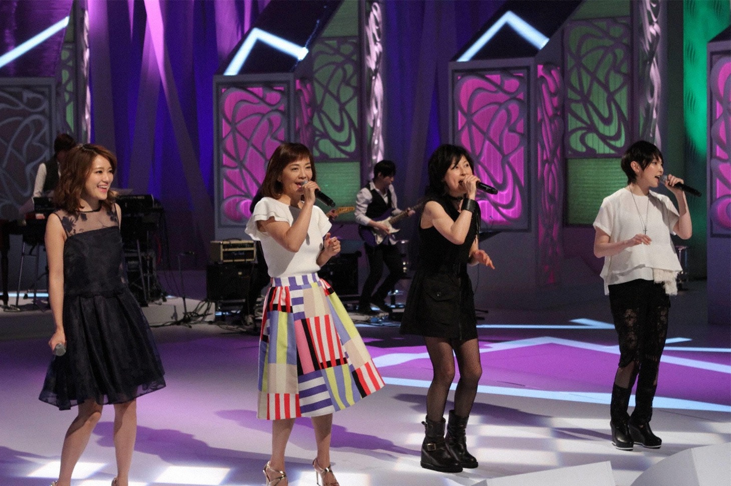 左よりchay、華原朋美、岸谷香、家入レオ。 (c)フジテレビ