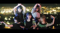 Q'ulle「ALIVE」のミュージックビデオのワンシーン。