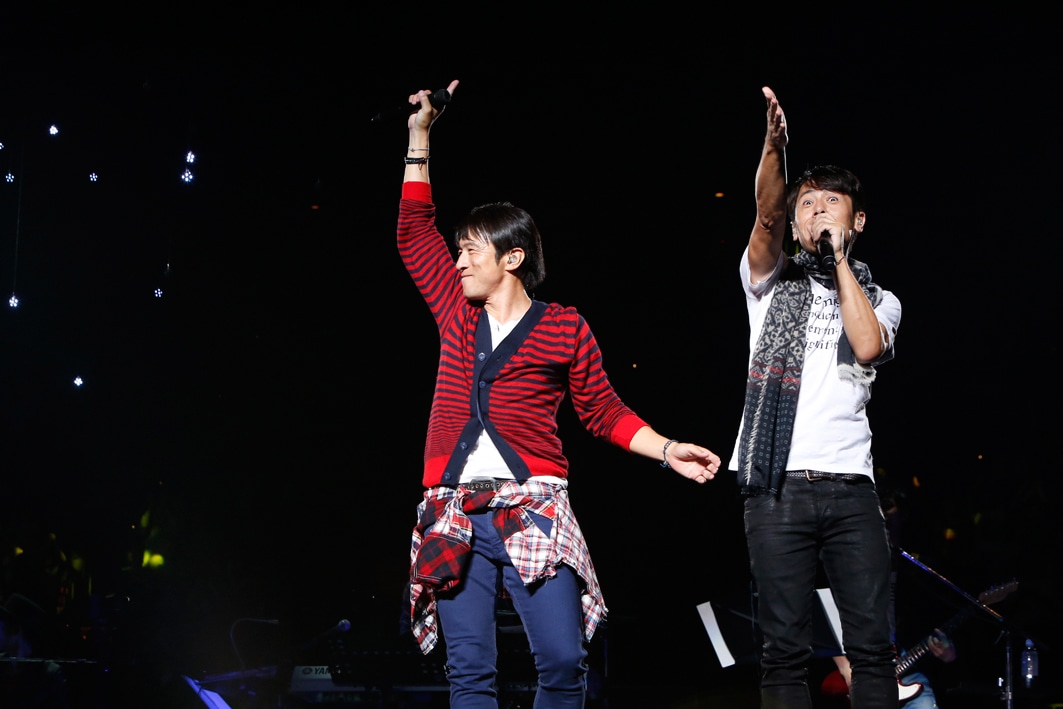 2013年11月13日に大阪・大阪城ホールで行われた「Golden Circle Vol.18」より桜井和寿と寺岡呼人。（撮影：ほりたよしか）