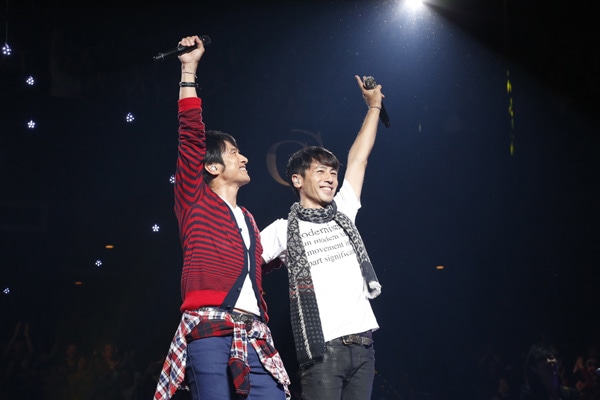 2013年11月13日に大阪・大阪城ホールで行われた「Golden Circle Vol.18」より桜井和寿と寺岡呼人。（撮影：ほりたよしか）