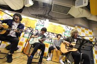 5月18日のインストアライブの様子。