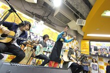 cinema staffと永野（中央）。