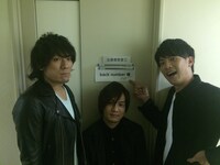 back number。栗原寿（右）が指差しているのはaikoが描いた落書き。