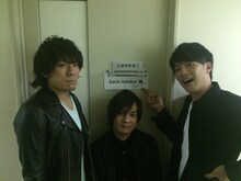 back number。栗原寿（右）が指差しているのはaikoが描いた落書き。