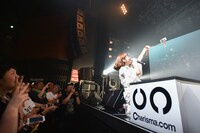 ファンと一緒に自撮りするゴンチ。（Photo by Megumi Suzuki）