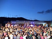 カサリンチュのフリーライブの様子。（写真提供:EPICレコードジャパン）