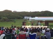 カサリンチュのフリーライブの様子。（写真提供:EPICレコードジャパン）