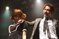 デュエットする清可恩（左）と清竜人（右）。