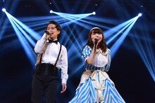 デュエットする清竜人（左）と清桃花（右）。