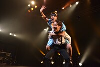 清亜美（上）をおんぶする清竜人（下）。