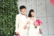 左から戸塚純貴、吉岡里帆。