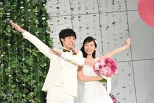 左から戸塚純貴、吉岡里帆。