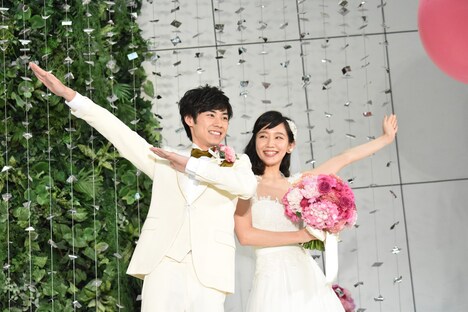 左から戸塚純貴、吉岡里帆。