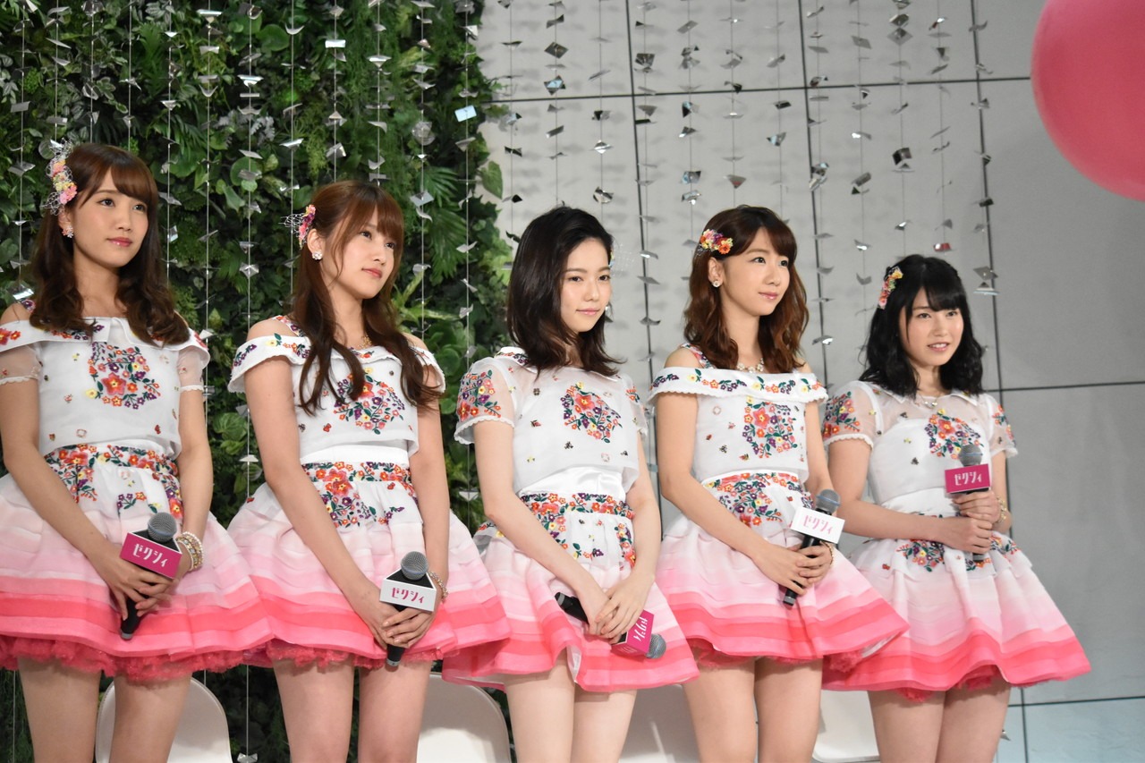 「『ゼクシィ』新CM＆新CMソング発表会」に登壇したAKB48のメンバー。
