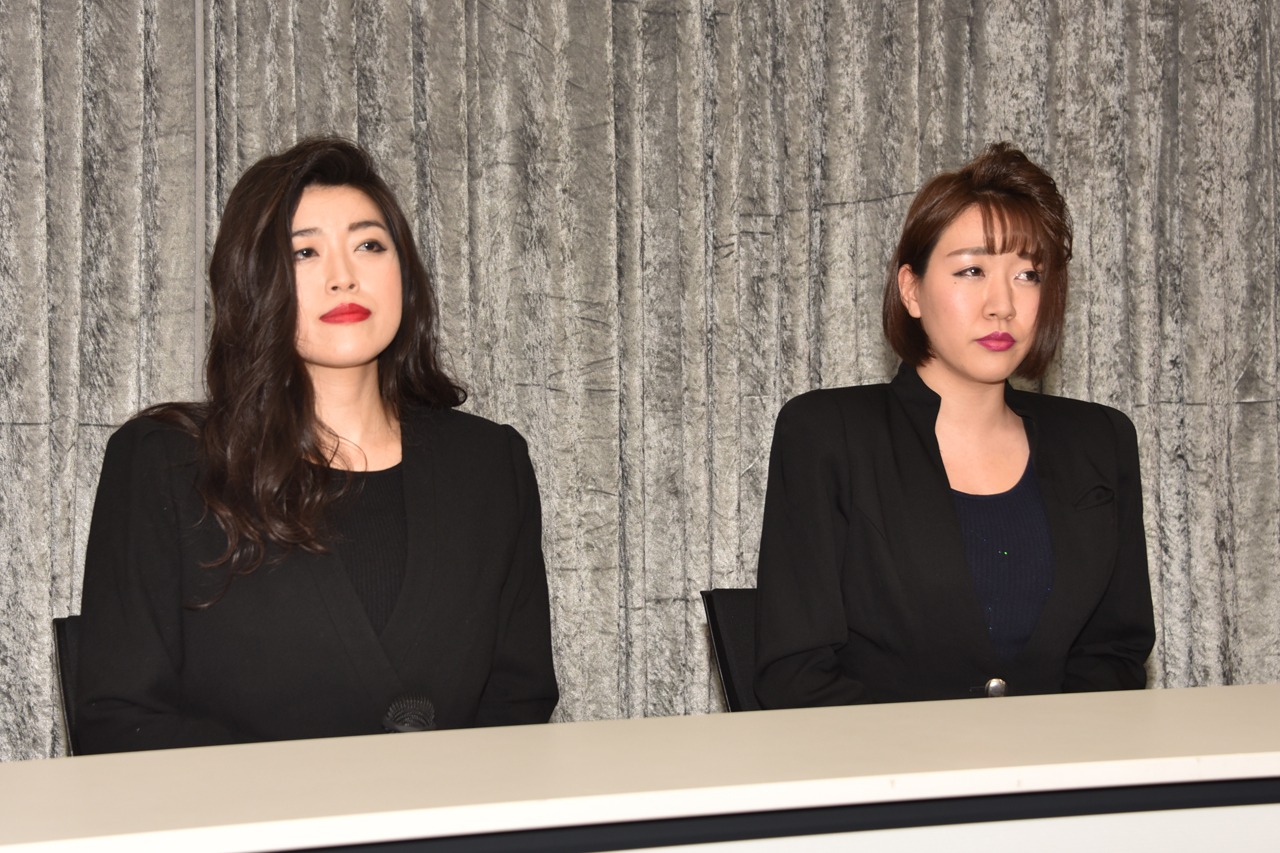 射罪会見中のベッド・イン。
