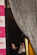 射罪会見を終え立ち去る中尊寺まい。