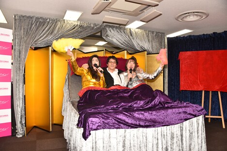 ベッドとともに登場するベッド・インとキングレコードの浅田恭司氏。