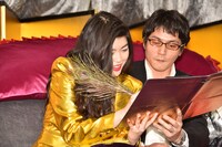 調印する益子寺かおり。