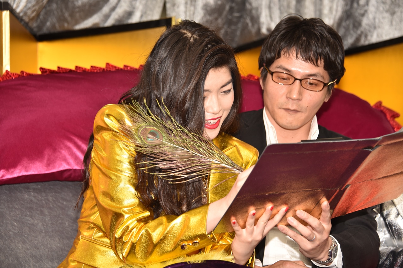 調印する益子寺かおり。