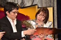 調印する中尊寺まい。