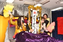 メジャーデビューを発表するベッド・イン。