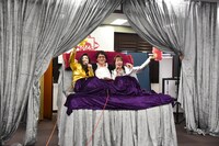 ベッドで横になったまま退場するベッド・インと浅田恭司氏。