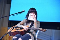 タオルで顔を拭く佐野さくら。