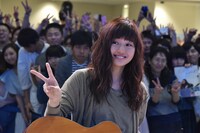 観客をバックにピースをする藤原さくら。