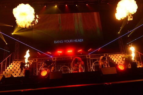 「ULTRA 超 MIRACLE SUPER VERY POWER BALL」を披露するチームしゃちほこ。