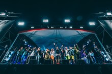 “プロの一本締め師”ことDJ JINによる一本締めの様子。（Photo by cherry chill will)