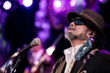 クレイジーケンバンドの小野瀬雅生（G）。